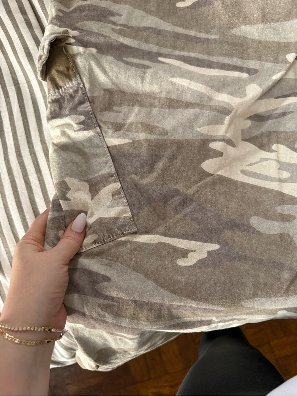 LIKE NEW NEVER WORN BDG Camo Wide leg cargo pants with inside drawstring - Picture 10 of 10